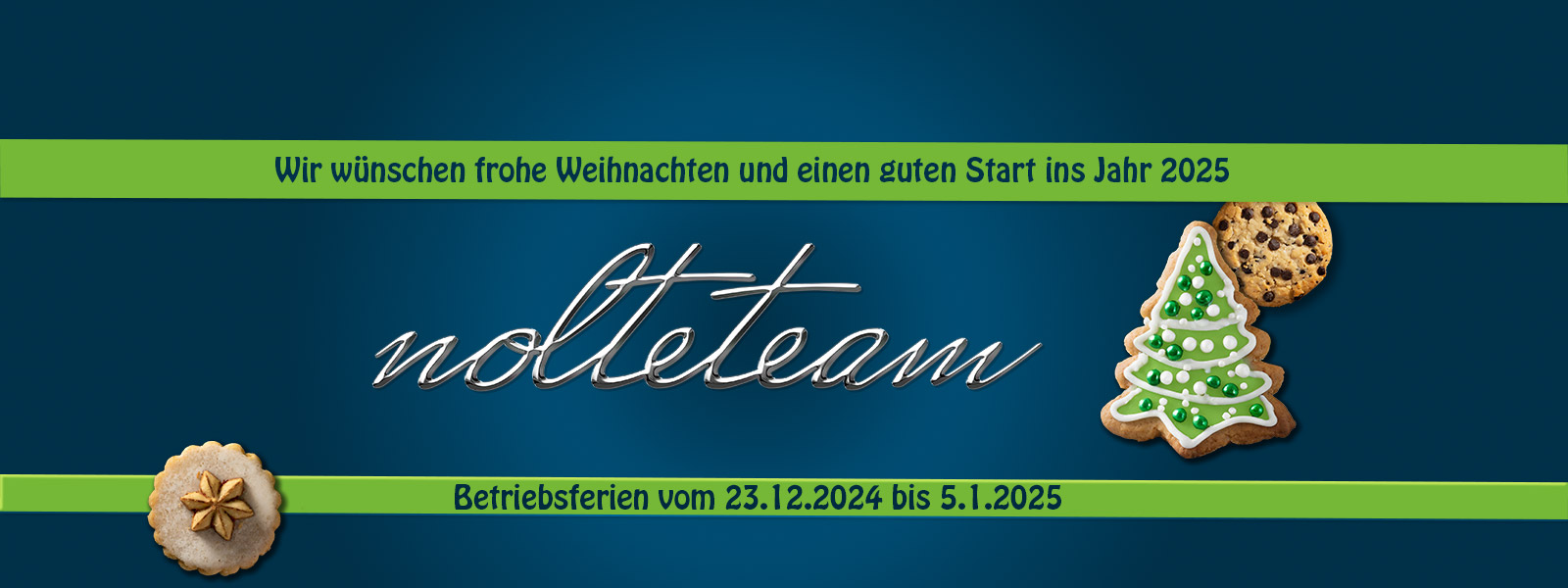 Blauer Hintergrund mit grünen Streifen, Text zu Betriebsferien und Weihnachtsgruß, Schriftzug nolteteam in Chrom-Optik und Weihnachtskekse